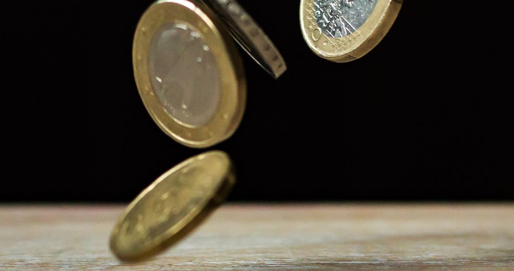 Pièces d'euro en l'air, juste avant de tomber sur une table.